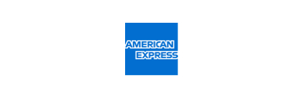Das Logo von American Express. Ein hellblaues Quadrat in diesem steht untereinander American und Express in Versalien geschrieben. Die Versalien sind ebenfalls in hellblau mit einer dicken weißen Kontur.