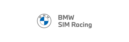 Die Skizze des schwarz-weiß-blauen BMW Logos. Es besteht aus zwei aufeinander liegenden, dünn gezeichneten Kreisen. Oben im äußeren Kreiß steht in schwarzen dick gezeichneten Versalien gebogen das Wort BMW. Der innere Kreis ist jeweils zweimal zu einem viertel blau gefüllt. Rechts daneben steht untereinander BMW SIM Racing in schwarz geschrieben. Oberhalb in Versalien BMW. Unterhalb in Versalien SIM und großgeschrieben Racing.